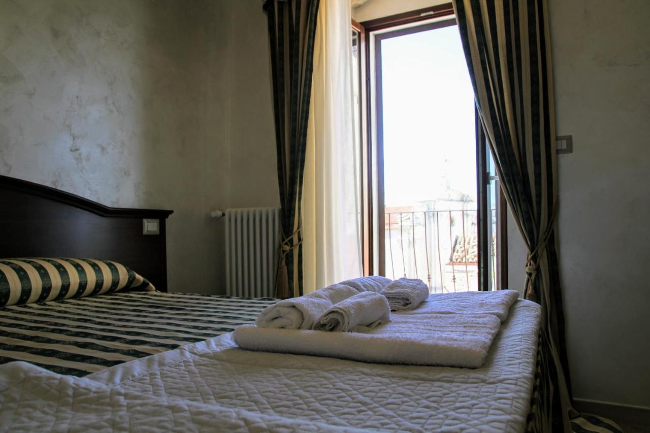 Rooms Dimora Arco - Affitti Brevi Italia Monte SantʼAngelo Exterior foto