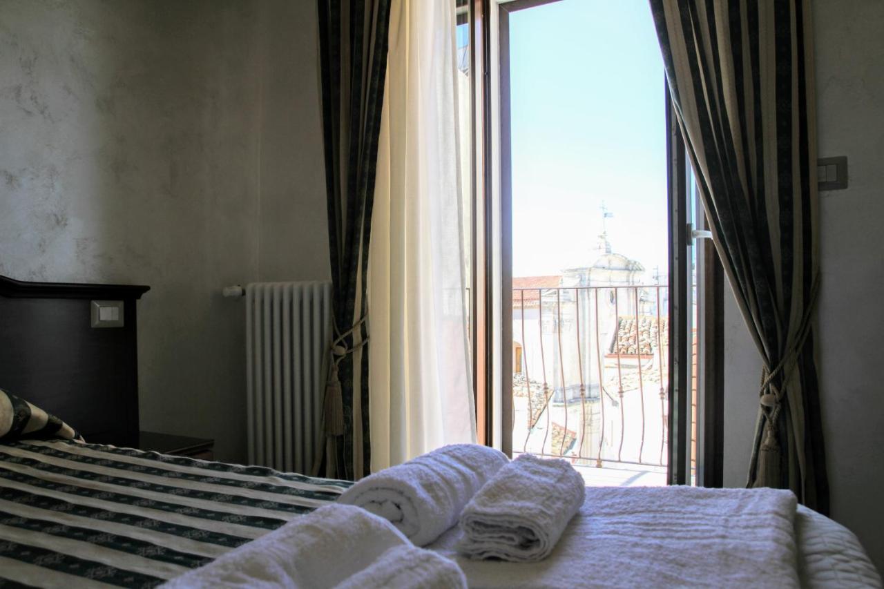 Rooms Dimora Arco - Affitti Brevi Italia Monte SantʼAngelo Exterior foto